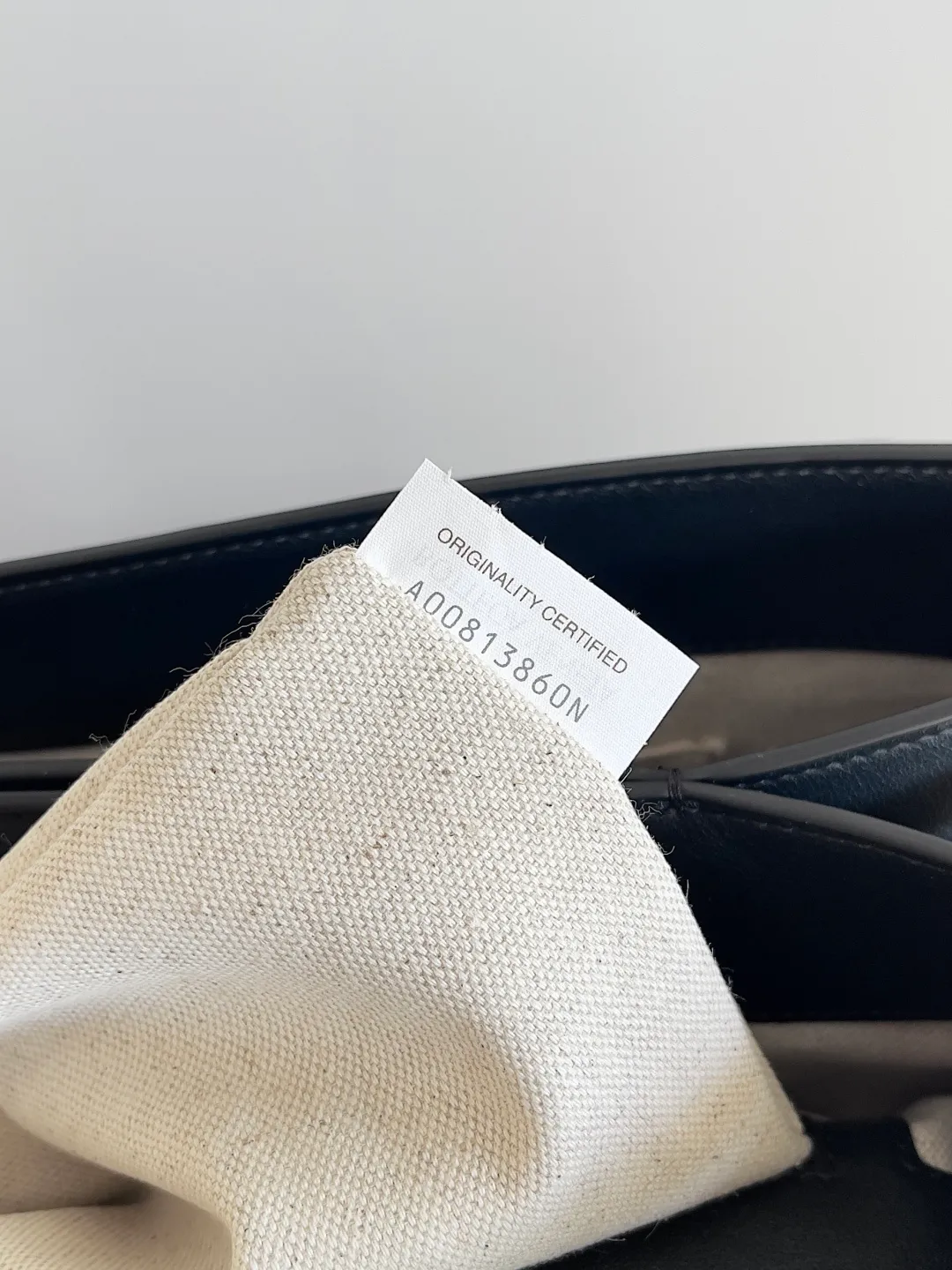 Batch 2460 BOTTEGA VENETA 2025 new men's ANDIAMO backpack Bottega Veneta's main recommendation is undoubtedly Andiamo. The first new favorite of 2025 is a men's splayed buckle bag. It can be seen that the designer has used many small ideas. The detachable cross-body strap is very convenient for elite office workers to carry their work diary. Reduce the burden on your hands when carrying office supplies. The interior is divided into two large compartments and a small zippered compartment. Unlike the women's model, the compartments here are not detachable. The fixed large single layer also makes it easier to pack lightly when going out to work and avoids the accumulation of too many small items. Style number: 807715 Size: 37*26*13cm